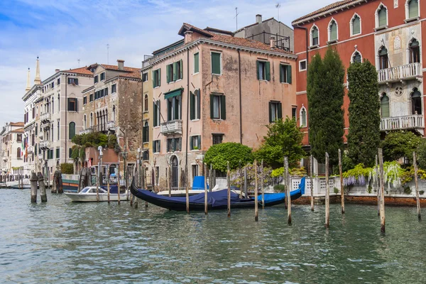 威尼斯，意大利-2015 年 4 月 30 日。海岸的大通道 (大运河) 的建筑群。大通道是主要的运输动脉的威尼斯和其最知名的通道 — 图库照片
