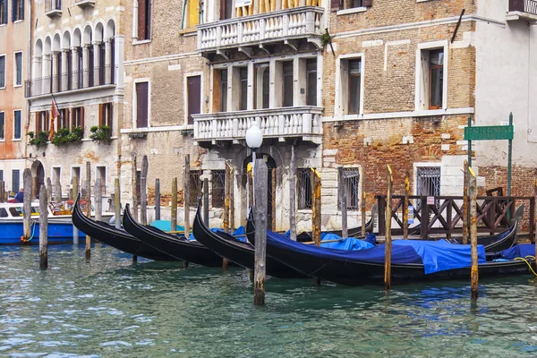 VENECIA, ITALIA - 30 DE ABRIL DE 2015. Un complejo arquitectónico de edificios antiguos en la orilla del Gran Canal (Canal Grande). Góndolas en el muelle. El gran canal es la principal arteria de transporte de Venecia y su canal más conocido — Foto de Stock