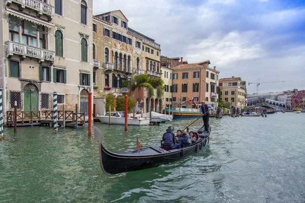 VENICE, ITALY - on April 29, 2015.载有乘客的贡多拉在大运河（大运河）上漂浮。大运河是威尼斯的主要交通要道，也是威尼斯最有名的航道 — 图库照片