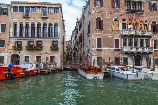 VENISE, ITALIE - le 30 AVRIL 2015. Complexe architectural de la côte du Grand Canal (Canal Grande). Le grand canal est la principale artère de transport de Venise et son canal le plus connu — Photo