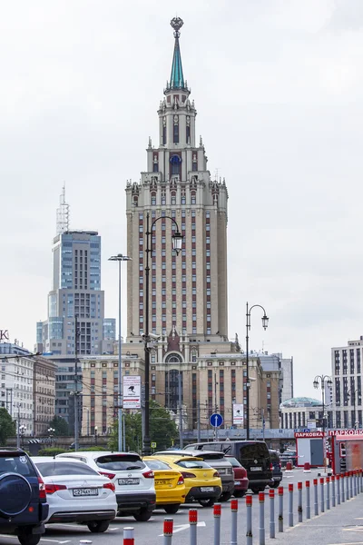 MOSCOU, RUSSIE, le 24 mai 2015. Vue architecturale - un gratte-ciel de Staline (L'hôtel Leningrad sur la place Komsomolskaya ) — Photo