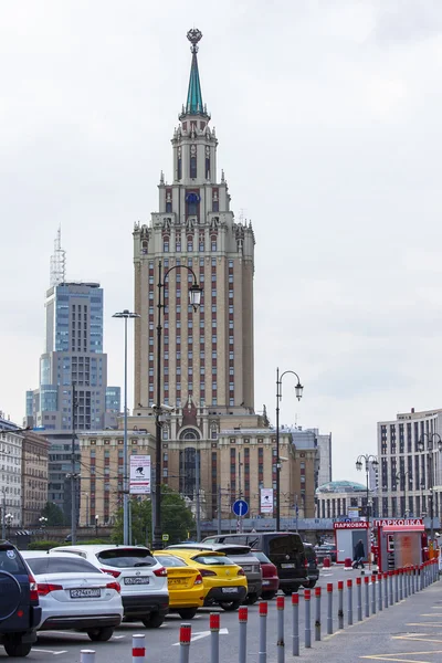 मॉस्को, रूस, 24 मई 2015 को। वास्तुकला दृश्य एक स्टालिन स्काईस्क्रैपर ( कोम्सोमोल्स्काया स्क्वायर पर लेनिनग्राद होटल ) — स्टॉक फ़ोटो, इमेज