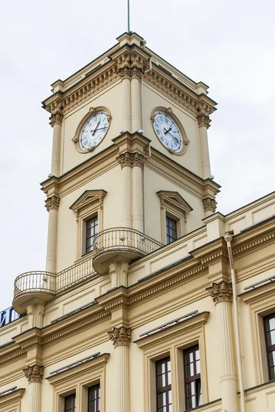МОСКВА, РОССИЯ, 24 мая 2015 г. Архитектурный фрагмент здания Ленинградского вокзала — стоковое фото