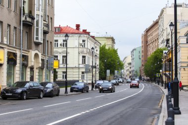 Moskova, Rusya, 24 Mayıs 2015 tarihinde. Pokrovskaya Caddesi. Yaz günü önce bir yağmur. Pokrovskaya sokaktır Moskova Merkezi ve alışveriş caddelerinden biri tarihsel görme