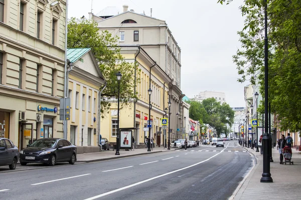 MOSCOW, RUSSIA, on MAY 24, 2015. Pokrovskaya Street. Summer day before a rain. Pokrovskaya Street is historical sight of the center of Moscow and one of shopping streets — Stock Photo, Image