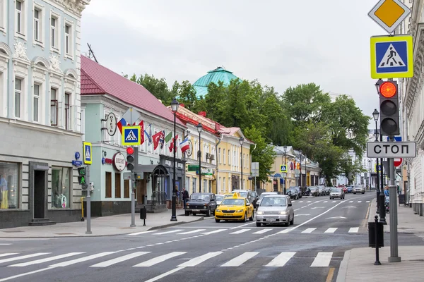 Москва, на 24 травня 2015 року. Покровська вулиці. Літній день до дощу. Покровська вулиця розміщена історичну пам'ятку з центру Москви і одна з торгових вулиць — стокове фото