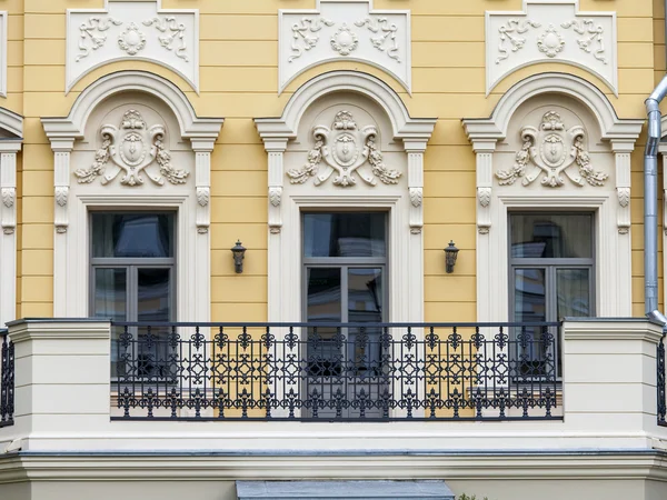 MOSCÚ, RUSIA, 24 DE MAYO DE 2015. Fragmento arquitectónico de la típica finca de Moscú del siglo XIX —  Fotos de Stock