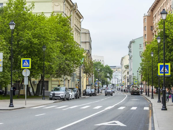 MOSCOW, RÚSSIA, em 24 de maio de 2015. Rua Pokrovskaya. Dia de verão antes de uma chuva. Pokrovskaya Street é vista histórica do centro de Moscou e uma das ruas comerciais — Fotografia de Stock