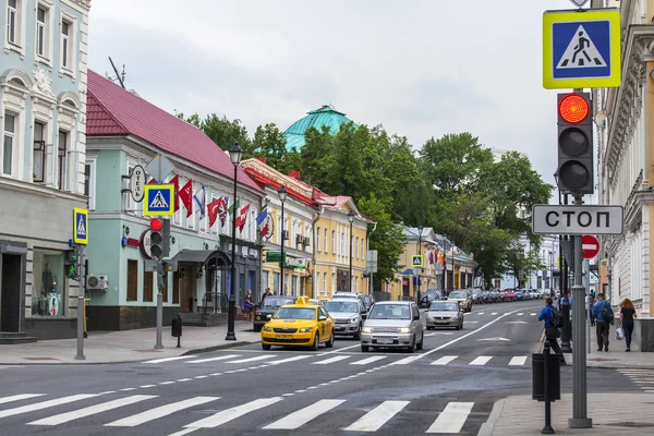 MOSCOW, RUSSIA, on MAY 24, 2015. Pokrovskaya Street. Summer day, rainy weather. Pokrovskaya Street is historical sight of the center of Moscow and one of shopping streets — Stock Photo, Image