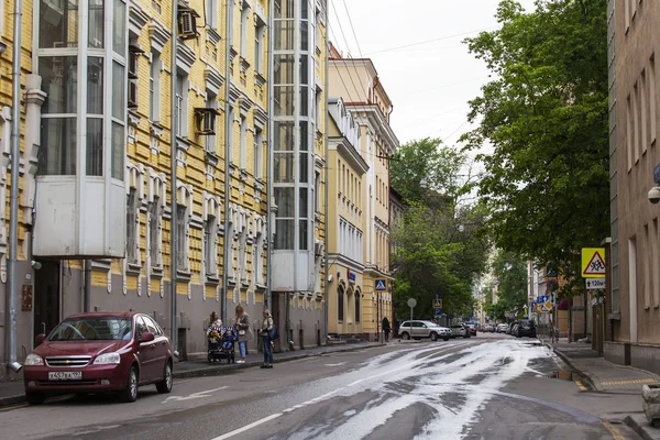 MOSCOW, RUSSIA, on MAY 24, 2015. Pokrovskaya Street. Summer day, rainy weather. Pokrovskaya Street is historical sight of the center of Moscow and one of shopping streets — Stock Photo, Image