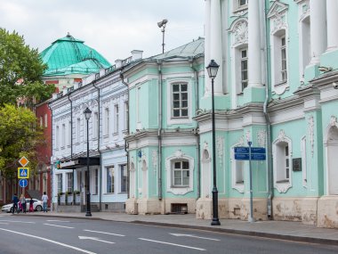 Moskova, Rusya, 24 Mayıs 2015 tarihinde. Pokrovskaya Caddesi. Yaz günü, Hava yağmurlu. Pokrovskaya sokaktır Moskova Merkezi ve alışveriş caddelerinden biri tarihsel görme