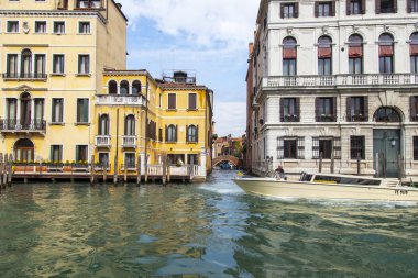 Venice, İtalya - 30 Nisan 2015 tarihinde. Bir görünümü Grand kanal (Canal Grande) kıyısında eski binaların mimari bir kompleks. Ana kanal Venedik büyük kanal.