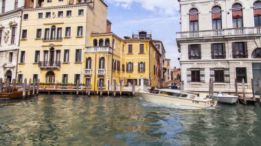 Venice, İtalya - 30 Nisan 2015 tarihinde. Bir görünümü Grand kanal (Canal Grande) kıyısında eski binaların mimari bir kompleks. Ana kanal Venedik büyük kanal.