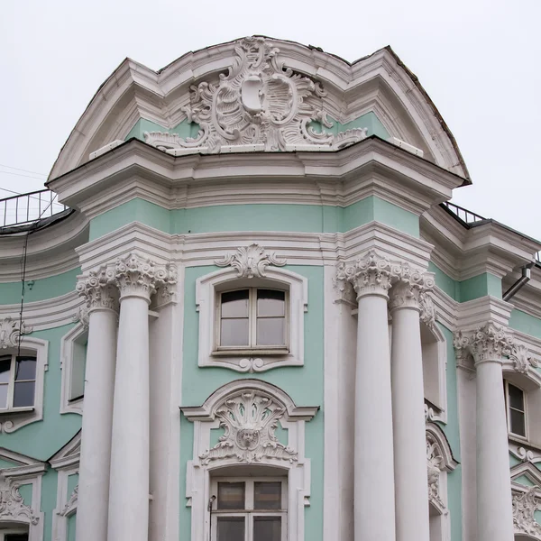 Moskau, russland, am 24. Mai 2015. architektonisches fragment des typischen moskauer stadtwohnsitzes des xix jahrhunderts — Stockfoto