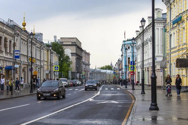 MOSCOU, RUSSIE, le 24 mai 2015. Pokrovskaya Street. Jour d'été, temps pluvieux. La rue Pokrovskaïa est une vue historique du centre de Moscou et une des rues commerçantes — Photo