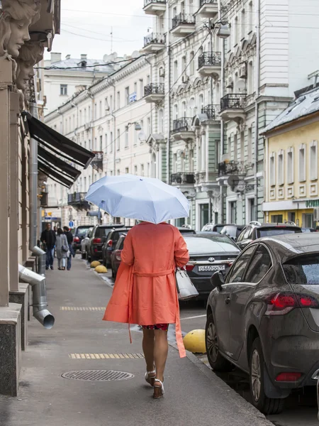 MOSCÚ, RUSIA, 24 DE MAYO DE 2015. Calle Pokrovskaya. Día de verano, tiempo lluvioso. Calle Pokrovskaya es vista histórica del centro de Moscú y una de las calles comerciales —  Fotos de Stock