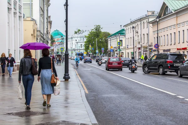 MOSCOW, RUSSIA, on MAY 24, 2015. Pokrovskaya Street. Summer day, rainy weather. Pokrovskaya Street is historical sight of the center of Moscow and one of shopping streets — Stock Photo, Image