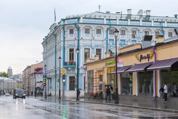 MOSCOW, RUSSIA, on MAY 24, 2015. Pokrovskaya Street. Summer day, rainy weather. Pokrovskaya Street is historical sight of the center of Moscow and one of shopping streets — Stock Photo, Image