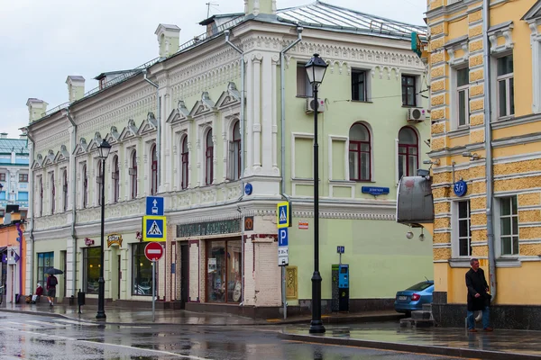 MOSCOW, RUSSIA, on MAY 24, 2015. Pokrovskaya Street. Summer day, rainy weather. Pokrovskaya Street is historical sight of the center of Moscow and one of shopping streets — Stock Photo, Image