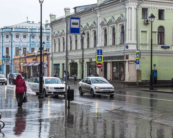 Μόσχα, Ρωσία, στις 24 Μαΐου 2015. Pokrovskaya Street. Καλοκαιρινή μέρα, βροχερό καιρό. Pokrovskaya Street είναι ιστορικό αξιοθέατο κέντρο της Μόσχας, και ένας από τους εμπορικούς δρόμους — Φωτογραφία Αρχείου