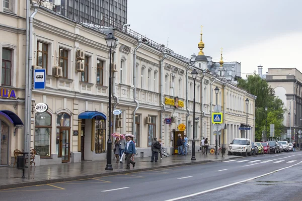 MOSCÚ, RUSIA, 24 DE MAYO DE 2015. Calle Pokrovskaya. Día de verano, tiempo lluvioso. Calle Pokrovskaya es vista histórica del centro de Moscú y una de las calles comerciales — Foto de Stock