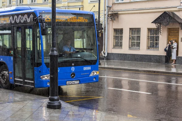 MOSCÚ, RUSIA, 24 DE MAYO DE 2015. Calle Pokrovskaya. Día de verano, tiempo lluvioso. Calle Pokrovskaya es vista histórica del centro de Moscú y una de las calles comerciales —  Fotos de Stock
