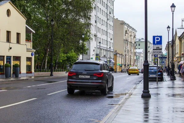 MOSCÚ, RUSIA, 24 DE MAYO DE 2015. Calle Pokrovskaya. Día de verano, tiempo lluvioso. Calle Pokrovskaya es vista histórica del centro de Moscú y una de las calles comerciales — Foto de Stock