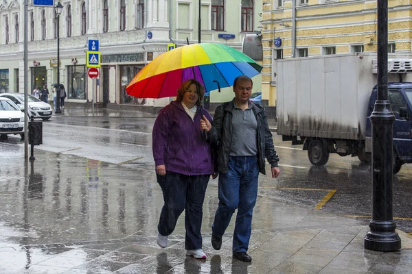 МОСКВА, РОССИЯ, 24 мая 2015 г. Люди под зонтиком на Покровской улице ходят в дождливую погоду — стоковое фото