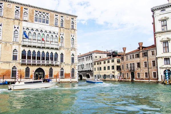 VENEZIA - il 30 APRILE 2015. Tipica vista urbana. La costa del Canal Grande, la casa sulla costa e le gondole. Il grande canale è la principale arteria di trasporto di Venezia e il suo canale più noto — Foto Stock