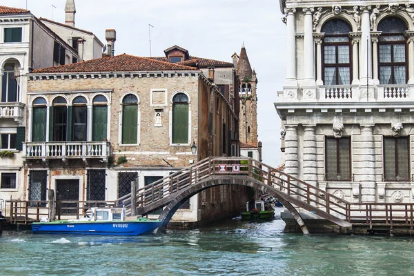 Venice, Italië - op 30 April 2015. Een weergave van een architecturale complex van oude gebouwen aan de oever van het Grand kanaal (Canal Grande). Het grand kanaal is het belangrijkste kanaal van Venetië — Stockfoto