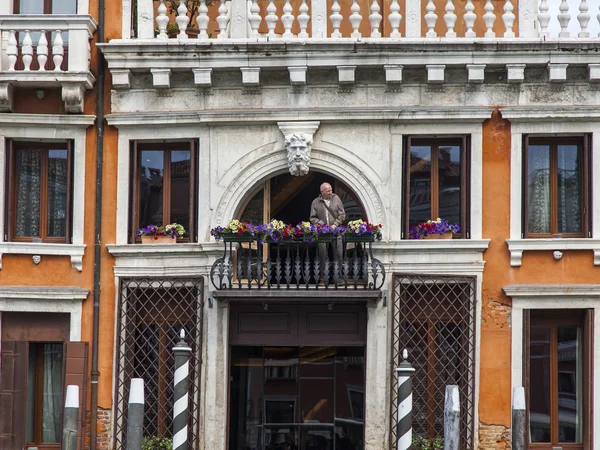Venedig, Italien - den 30 April 2015. Ett fragment av den typiska byggnaden på staden gatan. Historisk byggnad — Stockfoto
