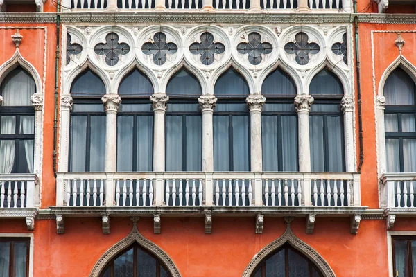 Venice, İtalya - 30 Nisan 2015 tarihinde. Tipik sokak şehir binanın bir parçası. Tarihi bina — Stok fotoğraf