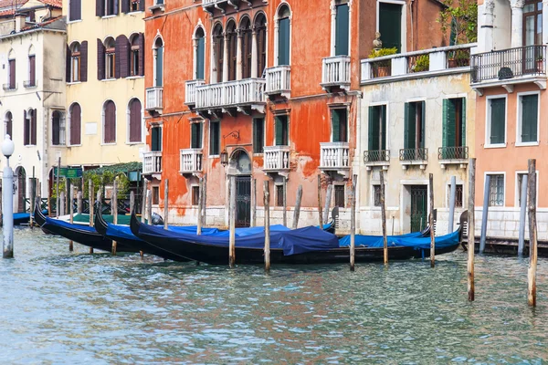 Venedig, Italien - den 30 April 2015. Typiska urbana vy. Kusten av Grand kanal (Canal Grande), huset vid kusten och gondoler. Grand kanalen är den viktigaste transport artären i Venedig och dess mest kända kanal — Stockfoto