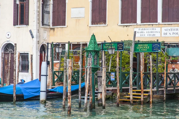 VENEZIA - il 30 APRILE 2015. Tipica vista urbana. La costa del Canal Grande, la casa sulla costa e le gondole. Il grande canale è la principale arteria di trasporto di Venezia e il suo canale più noto — Foto Stock