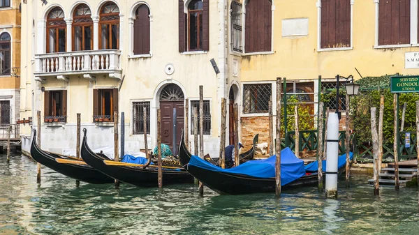 Velence, Olaszország - április 30., 2015. Tipikus városi kilátás. A partján, a nagy-csatorna (Canal Grande), a ház a tengerpart és a gondolák. A nagy csatorna a fő közlekedési artéria, Velence és a legtöbb ismert csatorna — Stock Fotó