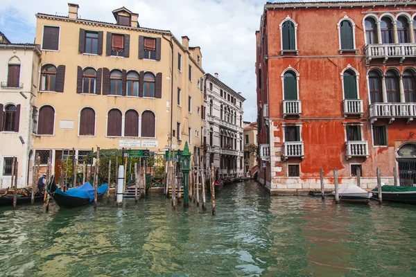 Wenecja, Włochy - na 30 kwietnia 2015 roku. Widok to kompleks architektoniczny starożytnych budynków na brzegu kanału Grand (Canal Grande). Kanale grand jest główny kanał Wenecji — Zdjęcie stockowe