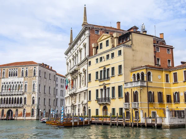 VENISE, ITALIE - le 30 AVRIL 2015. Vue d'un complexe architectural de bâtiments anciens sur la rive du Grand Canal (Canal Grande). Le grand canal est le canal principal de Venise — Photo