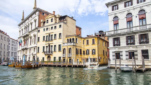 VENICE, ITÁLIA - em 30 de abril de 2015. Uma vista de um complexo arquitetônico de edifícios antigos na margem do Grande canal (Canal Grande). O grande canal é o principal canal de Veneza — Fotografia de Stock