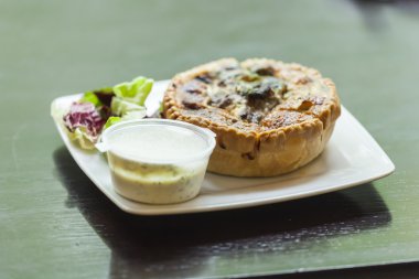 Fransız mutfağı: açık Quiche pasta servis sos ve yeşillik bir plaka üzerinde