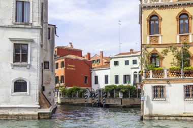 Venice, İtalya - 30 Nisan 2015 tarihinde. Tipik kentsel görünümü. Grand kanal (Canal Grande), sahil ve gondollar şirketten kıyısında. Venedik ve en bilinen Kanal ana ulaşım arter grand kanal.