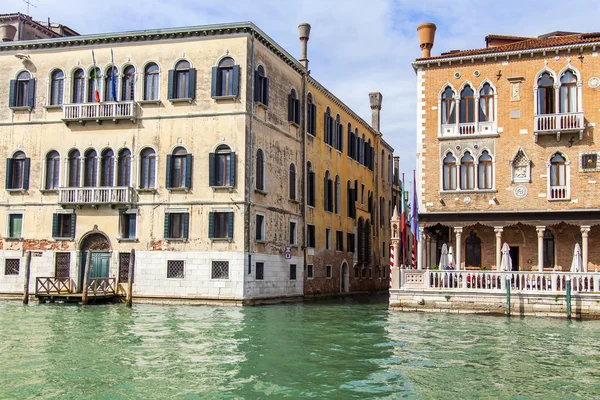 威尼斯，意大利-2015 年 4 月 30 日。典型的城市景观。海岸的大通道 (大运河) 海岸和吊船的房子。大通道是主要的运输动脉的威尼斯和其最知名的通道 — 图库照片