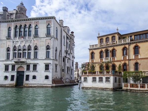 VENECIA, ITALIA - 30 DE ABRIL DE 2015. Típica vista urbana. La costa del Gran Canal (Canal Grande), la casa en la costa y las góndolas. El gran canal es la principal arteria de transporte de Venecia y su canal más conocido — Foto de Stock