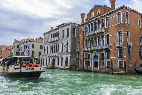 VENICE, ITALY - on April 29, 2015. Вапоретто с пассажирами плавает на Гранд-канале (Большой канал). Вапоретто - общественный транспорт в островной части Венеции — стоковое фото