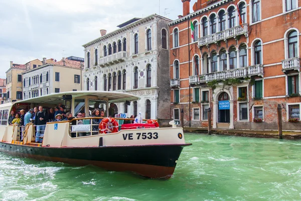 VENICE, ITÁLIA - em 29 de abril de 2015. Vaporetto com passageiros flutua no Grande Canal (Canal Grande). Vaporetto - transporte público na parte insular de Veneza — Fotografia de Stock