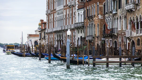 Venice, Italië - op 30 April 2015. Typisch stedelijke weergave. De kust van het Grand kanaal (Canal Grande) en gondels. Het grand kanaal is de belangrijkste vervoer slagader van Venetië en haar bekendste kanaal — Stockfoto