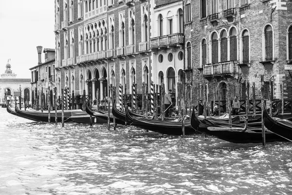 VENECIA, ITALIA - 30 DE ABRIL DE 2015. Típica vista urbana. La costa del Gran Canal (Canal Grande) y las góndolas. El gran canal es la principal arteria de transporte de Venecia y su canal más conocido — Foto de Stock