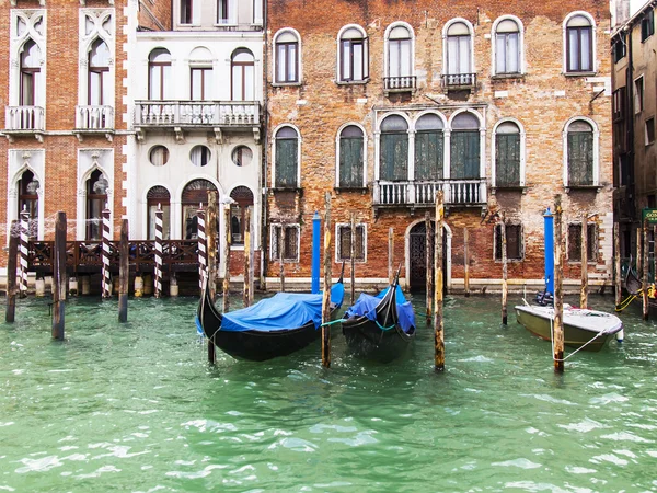 Venedig, Italien - den 30 April 2015. Typiska urbana vy. Kusten av Grand kanal (Canal Grande) och gondoler. Grand kanalen är den viktigaste transport artären i Venedig och dess mest kända kanal — Stockfoto