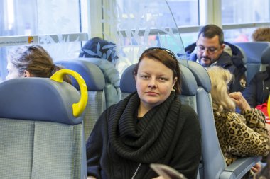 12 Mart 2015 tarihinde, Cannes, Fransa. Yolcu Bölgesel tren araba ile gitmek