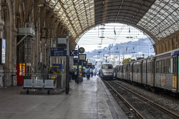 Nice, France, on March 10, 2015. The train costs at the platform of the city station — Stock Photo, Image