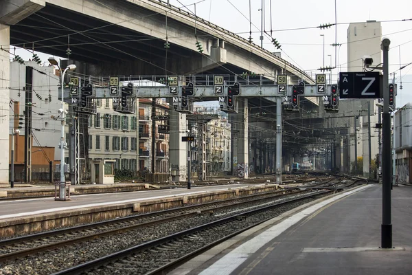 Nice, france, am 10. März 2015. Der Zug kostet am Bahnsteig des Stadtbahnhofs — Stockfoto